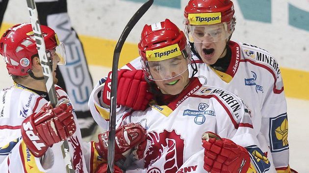 Jiří Polanský (uprostřed) vstřelil Pardubicím dvě branky Jiří Polanský (uprostřed) vstřelil Pardubicím dvě branky