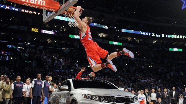 Blake Griffin smečuje nad automobilem před Utkáním hvězd NBA Blake Griffin smečuje nad automobilem před Utkáním hvězd NBA
