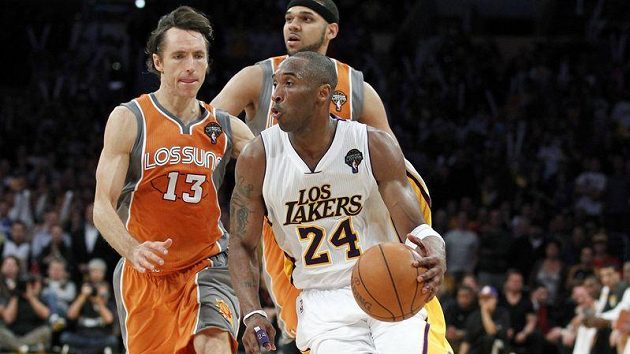 Basketbalista Los Angeles Lakers Kobe Bryant (vpředu) v utkání proti Phoenixu Basketbalista Los Angeles Lakers Kobe Bryant (vpředu) v utkání proti Phoenixu