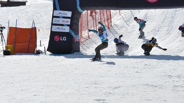 Eva Samková (vlevo) se raduje v cíli malého finále Světového poháru snowboardcrossařek ve švýcarské Arose, které vyhrála. Eva Samková (vlevo) se raduje v cíli malého finále Světového poháru snowboardcrossařek ve švýcarské Arose, které vyhrála.