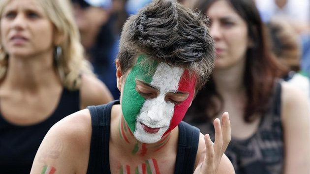 Zklamaný italský fanoušek po zápase s Novým Zélandem. Zklamaný italský fanoušek po zápase s Novým Zélandem.