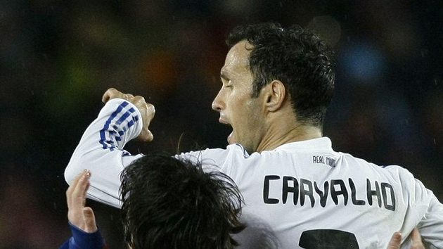 Ricardo Carvalho v dresu Realu Madrid fauluje Lionela Messiho z Barcelony. Ricardo Carvalho v dresu Realu Madrid fauluje Lionela Messiho z Barcelony.