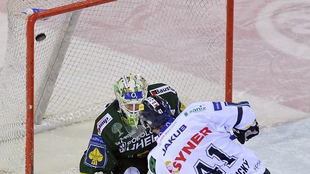 Liberecký Andrej Podkonický střílí gól do sítě brankáře Karlových Varů Lukáše Mensatora. Liberecký Andrej Podkonický střílí gól do sítě brankáře Karlových Varů Lukáše Mensatora.