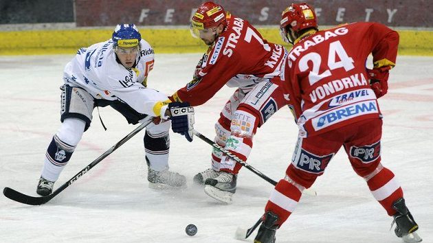Vladimír Svačina z Vítkovic (vlevo) blokuje slávistu Petra Kadlece. Puk kontroluje Michal Vondrka ze Slavie, která utrpěla ve Vítkovicích debakl. Vladimír Svačina z Vítkovic (vlevo) blokuje slávistu Petra Kadlece. Puk kontroluje Michal Vondrka ze Slavie, která utrpěla ve Vítkovicích debakl.