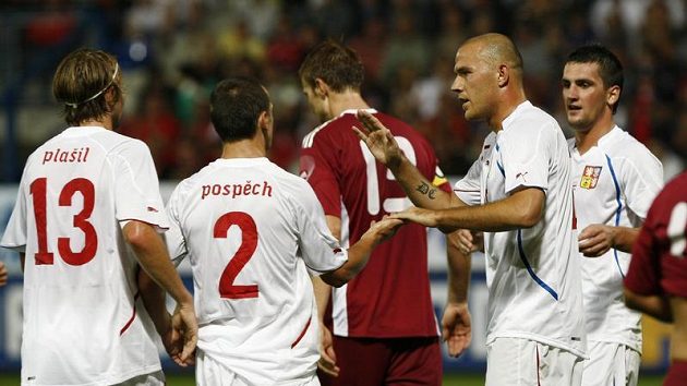 Romanu Bednářovi (druhý zvpravo) gratulují spoluhráči k brance v utkání proti Lotyšsku. Romanu Bednářovi (druhý zvpravo) gratulují spoluhráči k brance v utkání proti Lotyšsku.