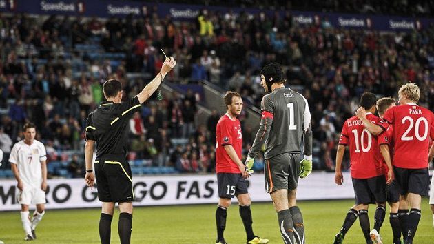 Zkáza v Oslu se naplnila... Brankář Petr Čech inkasuje žlutou kartu a za chvíli dostane z penalty gól na 3:0. Zkáza v Oslu se naplnila... Brankář Petr Čech inkasuje žlutou kartu a za chvíli dostane z penalty gól na 3:0.