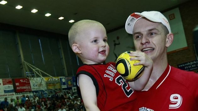 Basketbalista Nymburka Michal Křemen se svým synem. Basketbalista Nymburka Michal Křemen se svým synem.