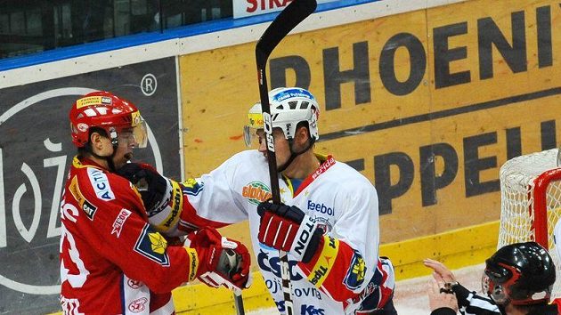 Marek Tomica (vlevo) ze Slavie a Jonathan Sim z Pardubic v potyčce u branky. Marek Tomica (vlevo) ze Slavie a Jonathan Sim z Pardubic v potyčce u branky.