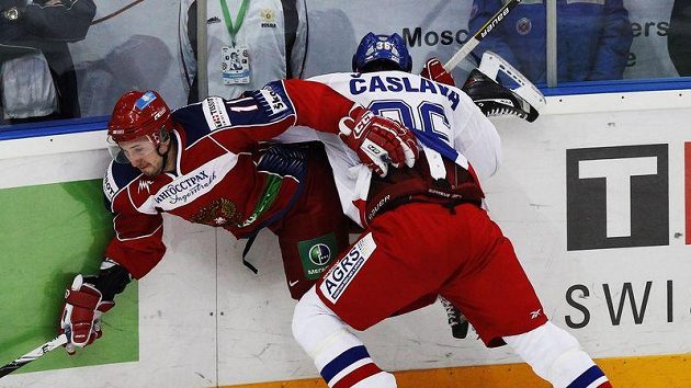 Alexander Galimov v ruském dresu (vlevo) v souboji s českým obráncem Čáslavou Alexander Galimov v ruském dresu (vlevo) v souboji s českým obráncem Čáslavou
