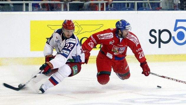 Jakub Klepiš bojuje s Rusem Kornějevem v utkání EHT v Brně. Jakub Klepiš bojuje s Rusem Kornějevem v utkání EHT v Brně.