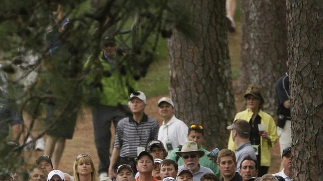 Diváci sledují golfisty jako v tomto případě Matta Kuchara z bezprostřední blůízkosti. Diváci sledují golfisty jako v tomto případě Matta Kuchara z bezprostřední blůízkosti.