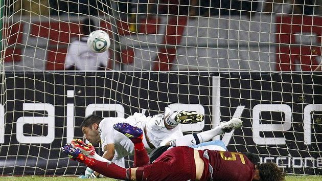Fernando Amorebieta skončil po srážce s brankářem Marianem Andujarem na trávníku, ale gól dal. Fernando Amorebieta skončil po srážce s brankářem Marianem Andujarem na trávníku, ale gól dal.
