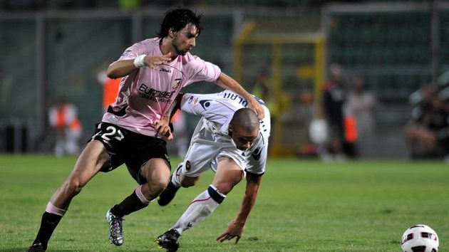 Argentinec Javier Pastore (vlevo) v barvách Palerma v utkání v Cagliari. Argentinec Javier Pastore (vlevo) v barvách Palerma v utkání v Cagliari.