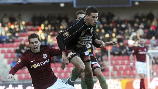 Michal Klesa z Příbrami fauluje Ondřeje Kušníra ze Sparty (vlevo). Michal Klesa z Příbrami fauluje Ondřeje Kušníra ze Sparty (vlevo).