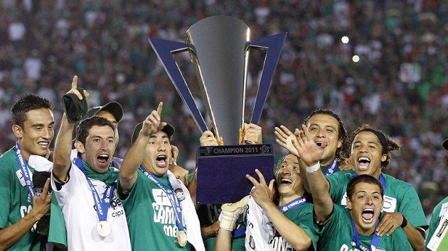 Mexičtí fotbalisté se radují z vítězství ve Zlatém poháru. Mexičtí fotbalisté se radují z vítězství ve Zlatém poháru.