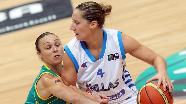 Australská basketbalistka Tully Bevilaquaová (vlevo) se snaží odebrat míč Řekyni Dimitře Kalantzeové. Australská basketbalistka Tully Bevilaquaová (vlevo) se snaží odebrat míč Řekyni Dimitře Kalantzeové.