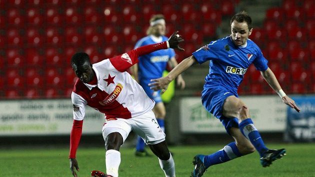 Slávista Bassirou Dembélé (vlevo) v souboji se Zdeňkem Šenkeříkem z Ostravy. Slávista Bassirou Dembélé (vlevo) v souboji se Zdeňkem Šenkeříkem z Ostravy.