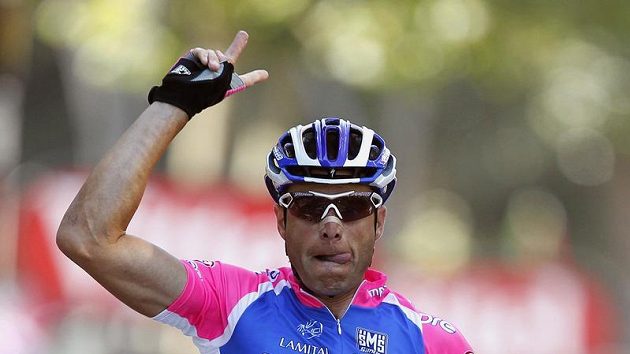Italský cyklista Alessandro Petacchi se raduje z vítězství ve čtvrté etapě Tour de France. Italský cyklista Alessandro Petacchi se raduje z vítězství ve čtvrté etapě Tour de France.