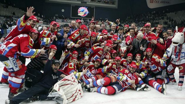 Hokejisté Pardubic s pohárem pro mistra extraligy Hokejisté Pardubic s pohárem pro mistra extraligy