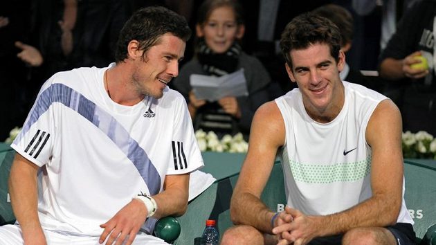 Ruský tenista Marat Safin (vlevo) odehrál poslední zápas své kariéry proti Juanu Martínu del Potrovi z Argentiny na turnaji v Paříži. Ruský tenista Marat Safin (vlevo) odehrál poslední zápas své kariéry proti Juanu Martínu del Potrovi z Argentiny na turnaji v Paříži.