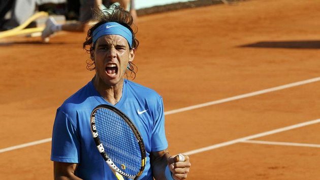 Rafael Nadal oslavuje získaný fiftýn ve čtvrtfinálovém duelu French Open s Robinem Söderlingem. Rafael Nadal oslavuje získaný fiftýn ve čtvrtfinálovém duelu French Open s Robinem Söderlingem.