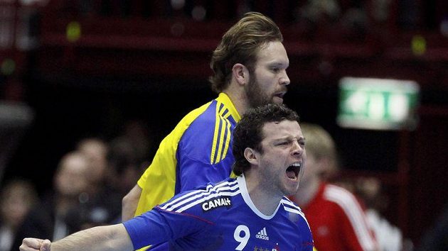 Francouz Guillaume Joli (v modrém) se raduje vedle Švéda Magnuse Jernemyra v semifinále MS v házené. Francouz Guillaume Joli (v modrém) se raduje vedle Švéda Magnuse Jernemyra v semifinále MS v házené.