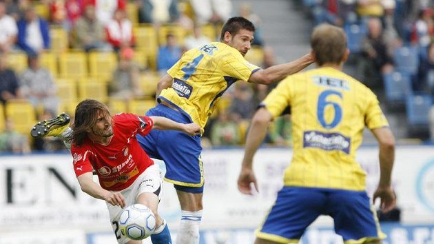 Plzeňský Petr Jiráček (vlevo) v souboji s Michalem Smejkalem z Teplic. Plzeňský Petr Jiráček (vlevo) v souboji s Michalem Smejkalem z Teplic.