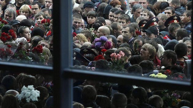 Davy lidí čekaly před stadiónem, aby se mohly rozloučit s hokejisty Jaroslavle. Davy lidí čekaly před stadiónem, aby se mohly rozloučit s hokejisty Jaroslavle.
