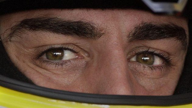 Fernando Alonso při měřeném tréninku na okruhu v Abú Zabí. Fernando Alonso při měřeném tréninku na okruhu v Abú Zabí.