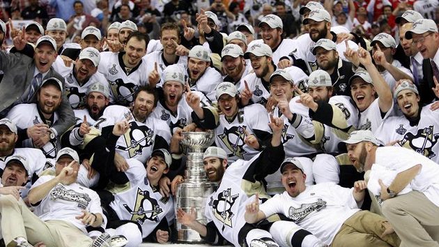 Hokejisté Pittsburghu oslavují zisk Stanley Cupu. Hokejisté Pittsburghu oslavují zisk Stanley Cupu.