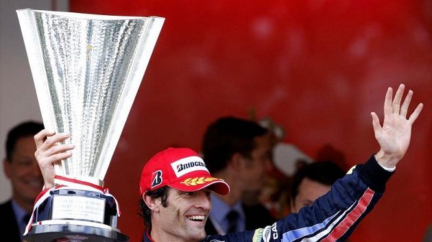 Australan Mark Webber s trofejí pro vítěze Velké ceny Monaka. Australan Mark Webber s trofejí pro vítěze Velké ceny Monaka.
