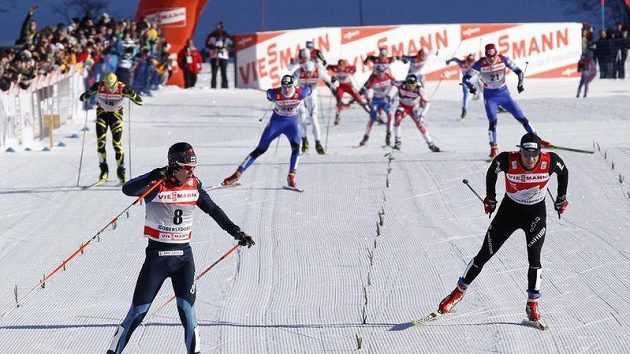 Martin Jakš (třetí zleva) finišuje v Oberstdorfu pro třetí místo ve čtvrtém dílu Tour de Ski. Martin Jakš (třetí zleva) finišuje v Oberstdorfu pro třetí místo ve čtvrtém dílu Tour de Ski.