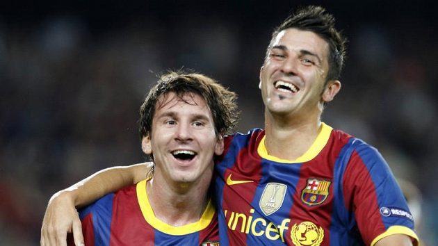 Malý velký muž. Lionel Messi (vlevo) s Davidem Villou. Malý velký muž. Lionel Messi (vlevo) s Davidem Villou.