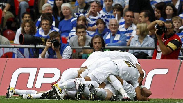 Fotbalisté Swansea se radují z postupu do Premier League. Fotbalisté Swansea se radují z postupu do Premier League.