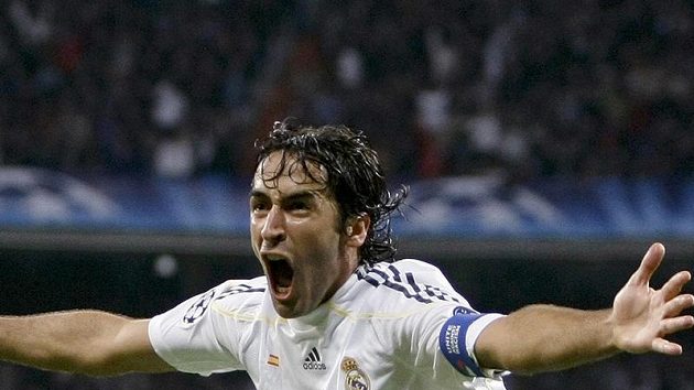 Radost Raula Gonzalese z Realu Madrid ze vstřelené branky ve fotbalové Lize mistrů Radost Raula Gonzalese z Realu Madrid ze vstřelené branky ve fotbalové Lize mistrů