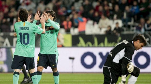 Bojan Krkic (druhý zleva) a Lionel Messi slaví další gól barcelony. Gólman Almeríe Diego Alves je na kolenou. Bojan Krkic (druhý zleva) a Lionel Messi slaví další gól barcelony. Gólman Almeríe Diego Alves je na kolenou.
