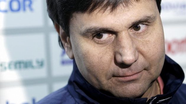 Trenér Vladimír Růžička se po jedenácti sezónách ve Slavii upíše klubu na dalších pět let. Trenér Vladimír Růžička se po jedenácti sezónách ve Slavii upíše klubu na dalších pět let.
