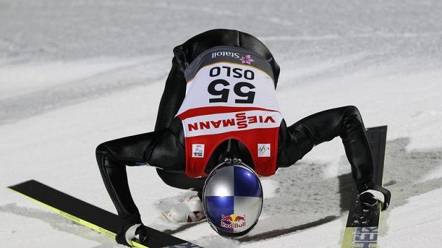 Gregor Schlierenzauer se raduje ze zisku titulu mistra světa na velkém můstku v Oslu. Gregor Schlierenzauer se raduje ze zisku titulu mistra světa na velkém můstku v Oslu.