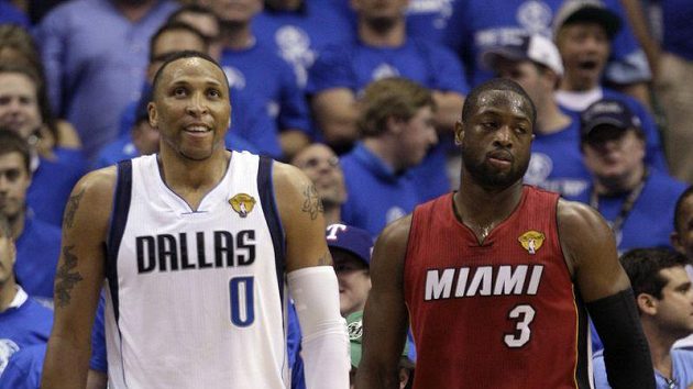 Shawn Marion z Dallasu (vlevo) a Dwayne Wade z Miami Shawn Marion z Dallasu (vlevo) a Dwayne Wade z Miami