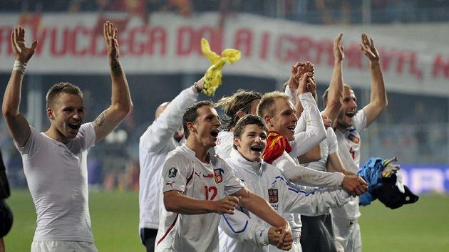Radující se čeští fotbalisté po postupu na ME 2012. Radující se čeští fotbalisté po postupu na ME 2012.
