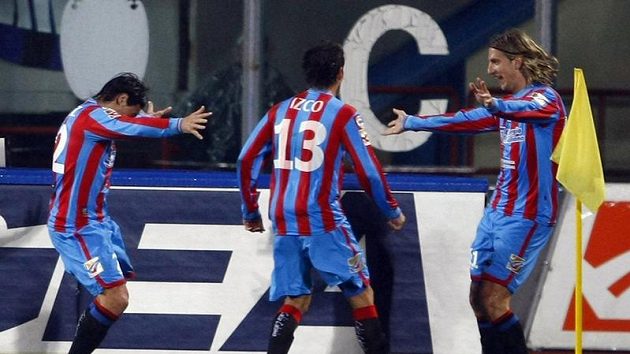Hráči Catanie Maxi Lopez (vpravo), Mariano Julio Izco (uprostřed) a Alvarez oslavují gól vstřelený Interu Milán. Hráči Catanie Maxi Lopez (vpravo), Mariano Julio Izco (uprostřed) a Alvarez oslavují gól vstřelený Interu Milán.