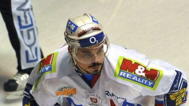 Pardubický Petr Sýkora během prvního zápasu finále s Vítkovicemi. Pardubický Petr Sýkora během prvního zápasu finále s Vítkovicemi.