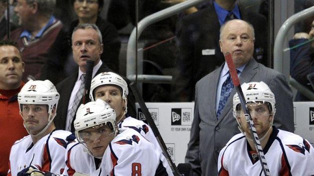 Bruce Boudreau (vpravo) na střídačce hokejistů Washingtonu Bruce Boudreau (vpravo) na střídačce hokejistů Washingtonu