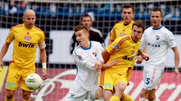 Ján Greguš z Baníku (druhý zleva) a Marek Hanousek z Dukly (druhý zprava). Ján Greguš z Baníku (druhý zleva) a Marek Hanousek z Dukly (druhý zprava).