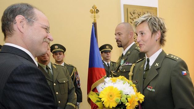 Náměstek ministra obrany Jaroslav Kopřiva oceňuje oštěpařku Barboru Špotákovou Náměstek ministra obrany Jaroslav Kopřiva oceňuje oštěpařku Barboru Špotákovou