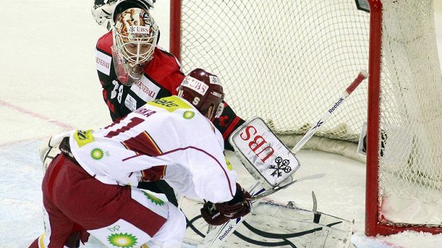 Tomáš Kůrka ze Sparty se snaží překonat kanadského brankáře Jeffa Deslaurierse. Tomáš Kůrka ze Sparty se snaží překonat kanadského brankáře Jeffa Deslaurierse.
