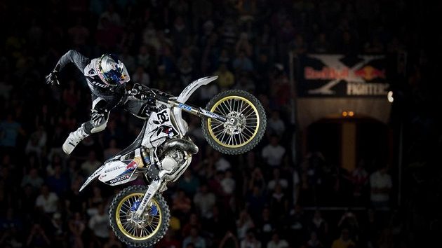 Robbie Maddison točí Volt Body Varial při X-Fighters v Madridu. Robbie Maddison točí Volt Body Varial při X-Fighters v Madridu.