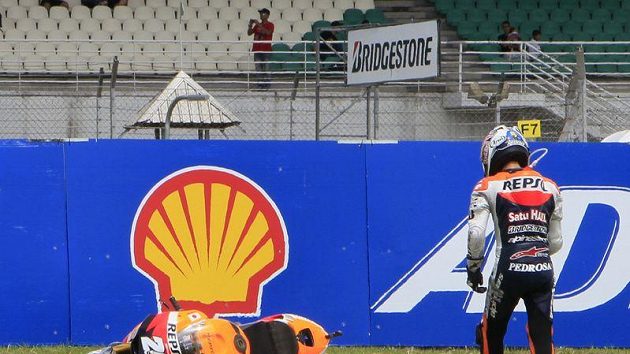 Jezdec MotoGP Dani Pedrosa během kvalifikace v Sepangu havaroval. Jezdec MotoGP Dani Pedrosa během kvalifikace v Sepangu havaroval.