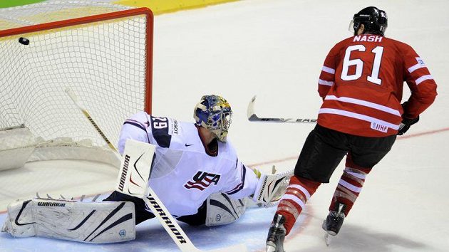 Kanadský útočník Rick Nash (vpravo) střílí rozhodující gól v penaltovém rozstřelu s USA. Vlevo brankář Ty Conklin. Kanadský útočník Rick Nash (vpravo) střílí rozhodující gól v penaltovém rozstřelu s USA. Vlevo brankář Ty Conklin.