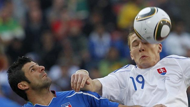 Slovák Juraj Kucka (vpravo) v souboji s Italem Vincenzo Iaquintou na loňském MS. Slovák Juraj Kucka (vpravo) v souboji s Italem Vincenzo Iaquintou na loňském MS.